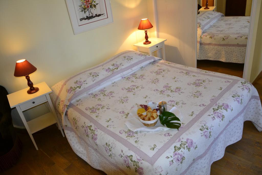 Hotellerie De L'Esplanade Rians  Room photo