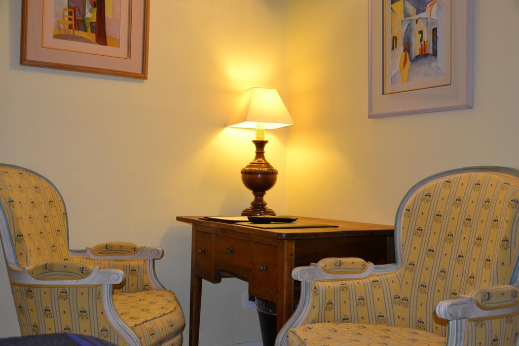 Hotellerie De L'Esplanade Rians  Room photo